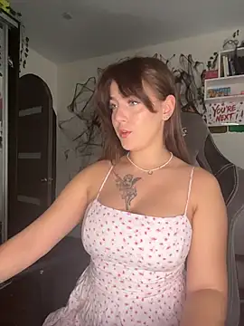 Snapshot of MikssMolly chatting on 12.05.25 MikssMolly online show from 12.05.25