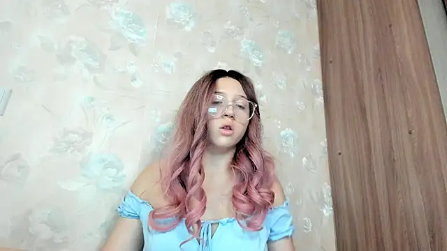 Stephanie Hills online show from 09.10.25