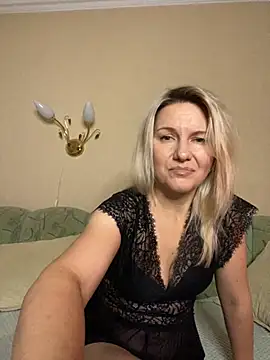 Snapshot of AliceSwan4011 chatting on 10.17.25 AliceSwan4011 online show from 10.17.25