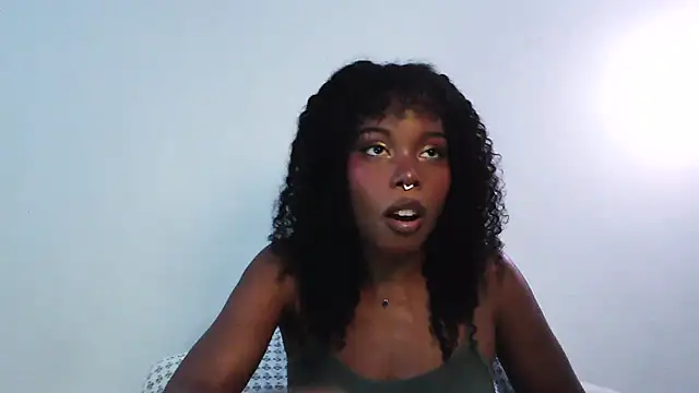 Snapshot of SparklingSoleil chatting on 10.05.25 SparklingSoleil online show from 10.05.25