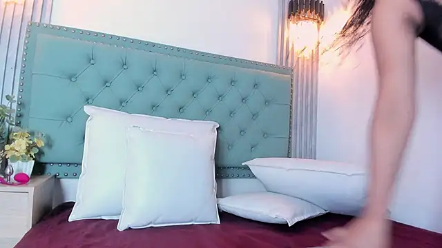 Snapshot of ValeriaJulio_ chatting on 10.16.25 ValeriaJulio online show from 10.16.25