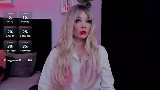 Snapshot of emmabridgerton chatting on 10.14.25 emmabridgerton online show from 10.14.25