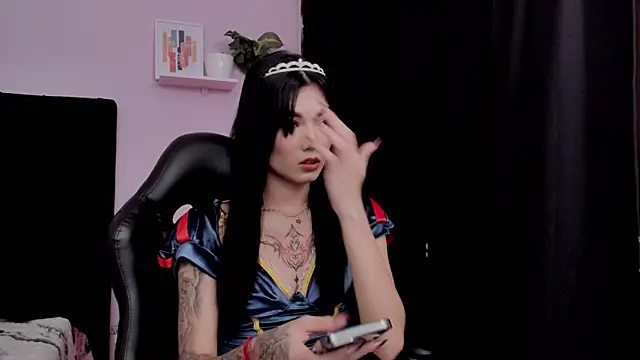 Snapshot of emmabridgerton chatting on 11.10.25 emmabridgerton online show from 11.10.25