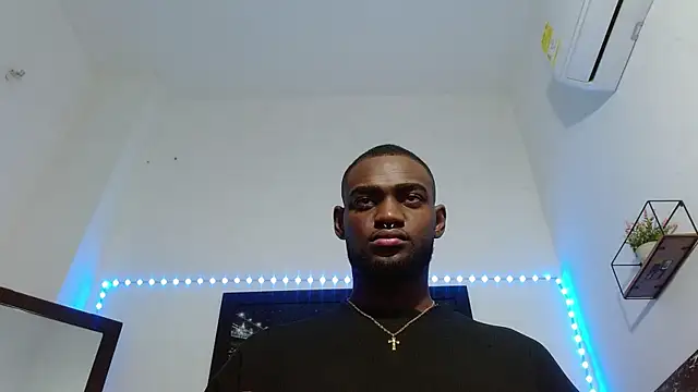 Snapshot of eebony_stallion chatting on 10.10.25 eebony stallion online show from 10.10.25