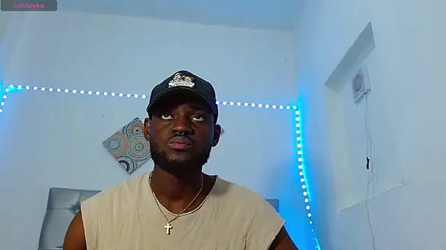 Snapshot of eebony_stallion chatting on 11.14.25 eebony stallion online show from 11.14.25