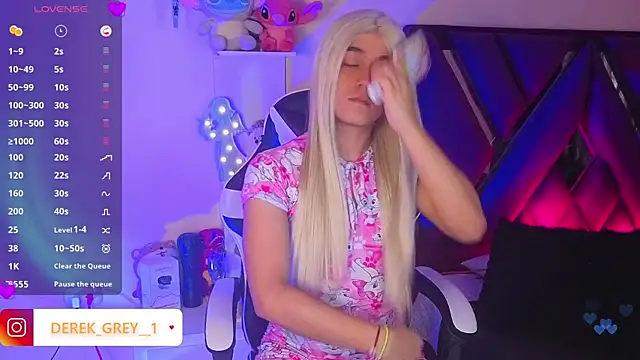 Snapshot of derek_greyy_ chatting on 10.11.25 derek greyy online show from 10.11.25