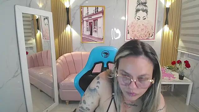 Snapshot of Jade_Jones_a chatting on 10.09.25 Jade Jones a online show from 10.09.25