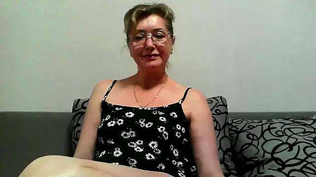 Snapshot of IrynaMolbertx chatting on 10.16.25 IrynaMolbertx online show from 10.16.25