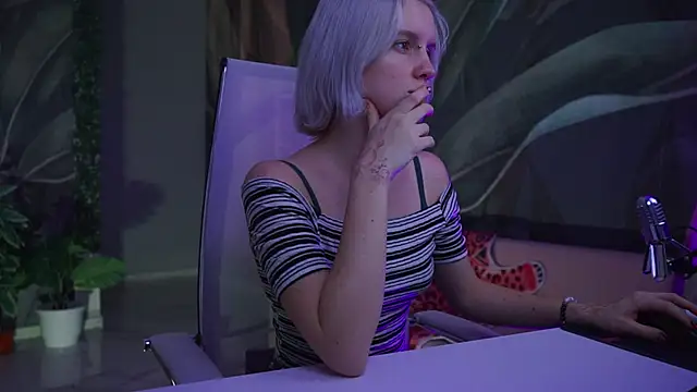 Snapshot of BethanyCloud chatting on 12.02.25 BethanyCloud online show from 12.02.25