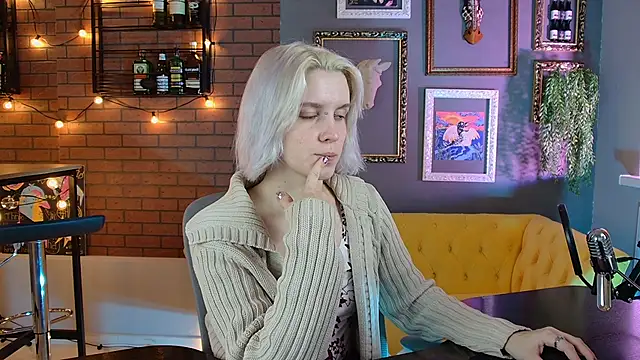 Snapshot of BethanyCloud chatting on 12.03.25 BethanyCloud online show from 12.03.25