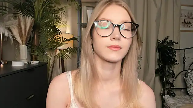 Snapshot of ChinBonnell chatting on 10.10.25 ChinBonnell online show from 10.10.25