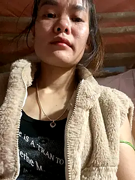 Snapshot of PhanHaa chatting on 11.28.25 PhanHaa online show from 11.28.25