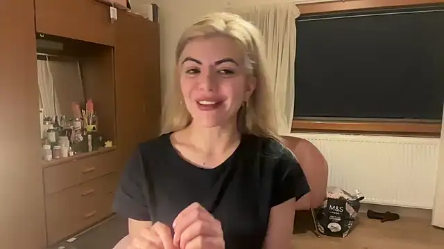 Snapshot of princess17 chatting on 12.19.25 princess17 online show from 12.19.25