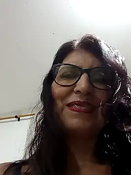 Snapshot of swity_foster chatting on 11.12.25 swity foster online show from 11.12.25