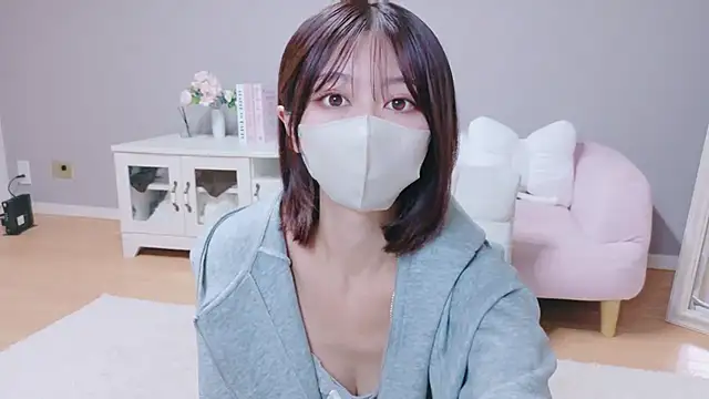 Snapshot of Yuna-ch chatting on 09.20.25 Yuna-ch online show from 09.20.25