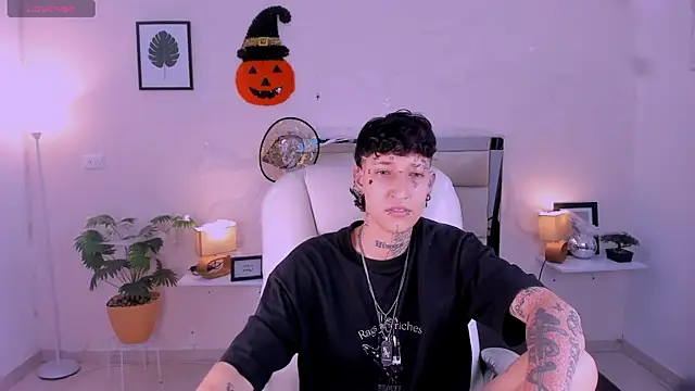 Snapshot of Luci_Rose chatting on 10.22.25 Luci Rose online show from 10.22.25