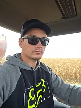 Snapshot of twistafatpipe chatting on 10.25.25 twistafatpipe online show from 10.25.25