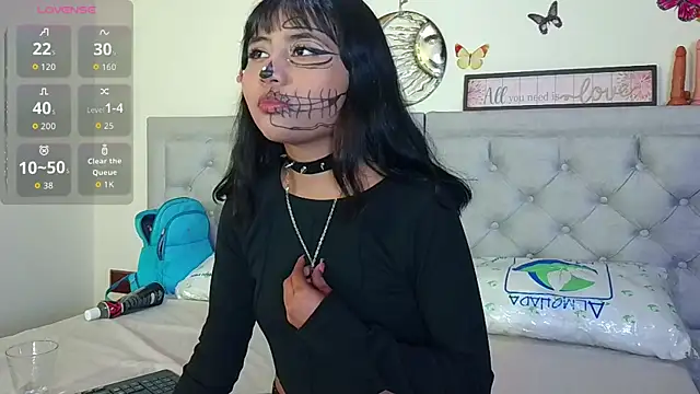 Snapshot of NubesNubladas chatting on 10.25.25 NubesNubladas online show from 10.25.25