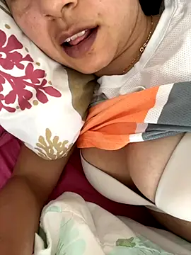 LatinaHottt online show from 10.29.25