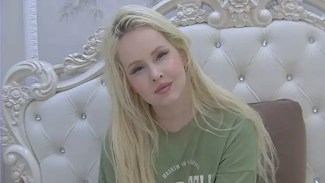 Snapshot of EllieFrosty_ chatting on 06.22.26 EllieFrosty online show from 06.22.26