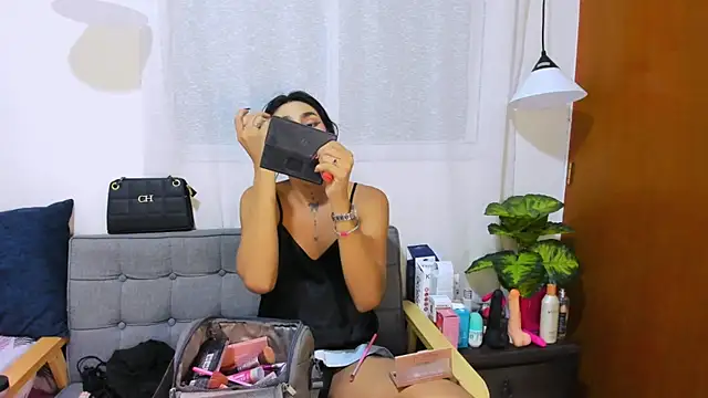 Snapshot of zou_quira chatting on 10.17.25 zou quira online show from 10.17.25