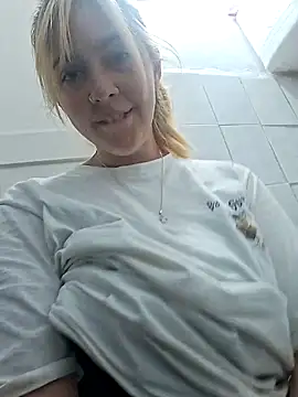 Snapshot of ayebran chatting on 10.03.25 ayebran online show from 10.03.25