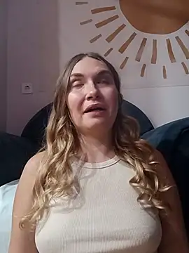 Snapshot of KisaVixen chatting on 09.10.25 KisaVixen online show from 09.10.25