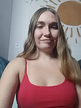 Snapshot of KisaVixen chatting on 11.18.25 KisaVixen online show from 11.18.25