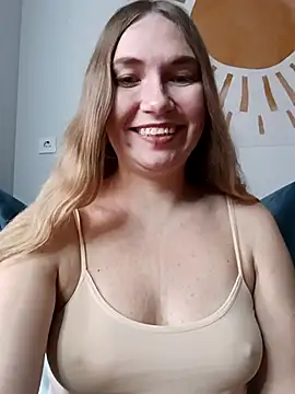 Snapshot of KisaVixen chatting on 11.28.25 KisaVixen online show from 11.28.25