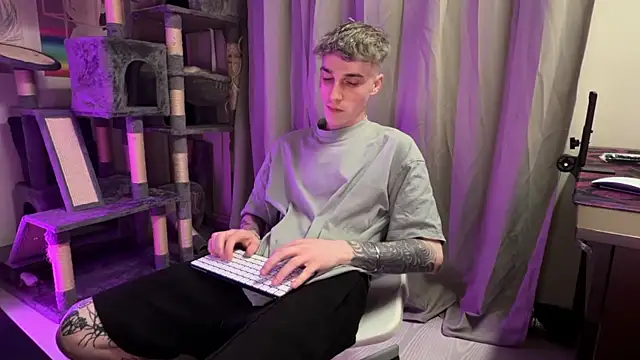 Snapshot of davesinner chatting on 04.14.26 davesinner online show from 04.14.26