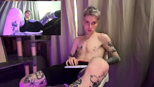 Snapshot of davesinner chatting on 04.29.26 davesinner online show from 04.29.26