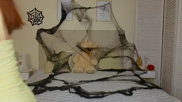 Snapshot of Real_nature__ chatting on 10.24.25 Real nature online show from 10.24.25