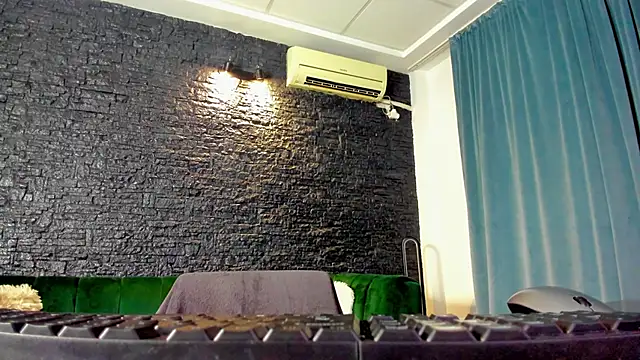 Snapshot of AnneSins chatting on 10.13.25 AnneSins online show from 10.13.25