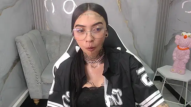 Snapshot of Ashley_Blum_v chatting on 10.17.25 Ashley Blum v online show from 10.17.25