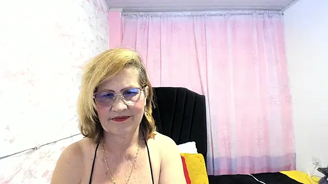 Snapshot of esmeraldaladys chatting on 10.12.25 esmeraldaladys online show from 10.12.25