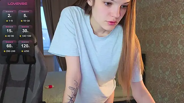 Snapshot of magic_shy_ chatting on 10.24.25 magic shy online show from 10.24.25