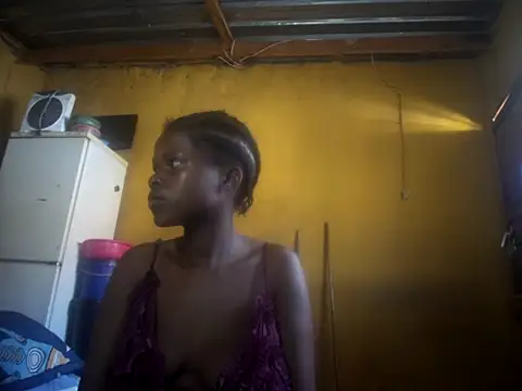 Snapshot of Caramelchick01 chatting on 10.09.25 Caramelchick01 online show from 10.09.25