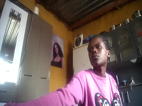 Snapshot of Caramelchick01 chatting on 11.18.25 Caramelchick01 online show from 11.18.25