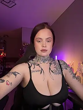 Snapshot of Mariiiiiway chatting on 10.12.25 Mariiiiiway online show from 10.12.25