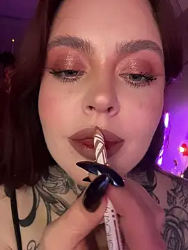 Snapshot of Mariiiiiway chatting on 10.26.25 Mariiiiiway online show from 10.26.25