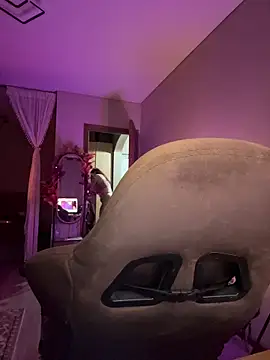 Snapshot of Mariiiiiway chatting on 10.27.25 Mariiiiiway online show from 10.27.25