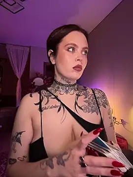 Snapshot of Mariiiiiway chatting on 11.10.25 Mariiiiiway online show from 11.10.25