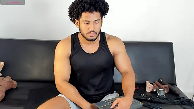 Snapshot of zarek_lux chatting on 02.13.26 zarek lux online show from 02.13.26