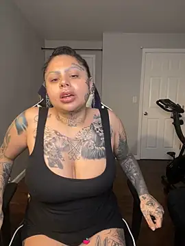 Snapshot of chicanachic13 chatting on 10.03.25 chicanachic13 online show from 10.03.25