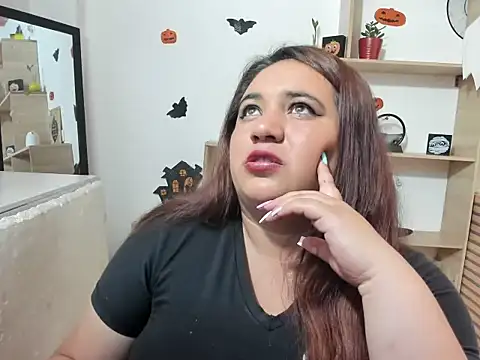 Snapshot of Khloe_Tommson_ chatting on 11.01.25 Khloe Tommson online show from 11.01.25