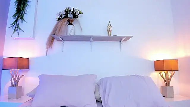 LuciaBenett  online show from 09.10.25