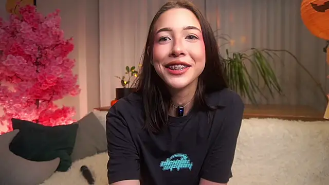 Snapshot of EviaRabasca chatting on 10.24.25 EviaRabasca online show from 10.24.25