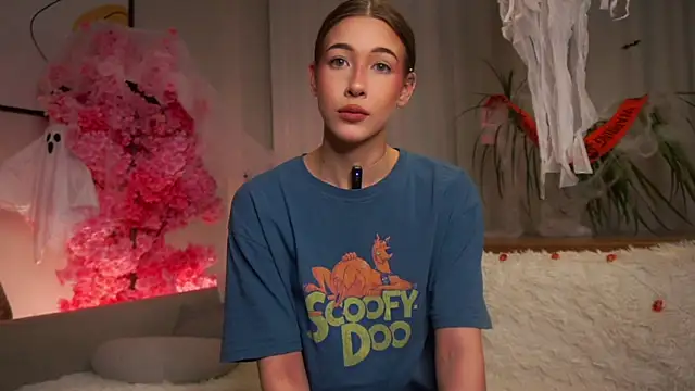 Snapshot of EviaRabasca chatting on 10.28.25 EviaRabasca online show from 10.28.25