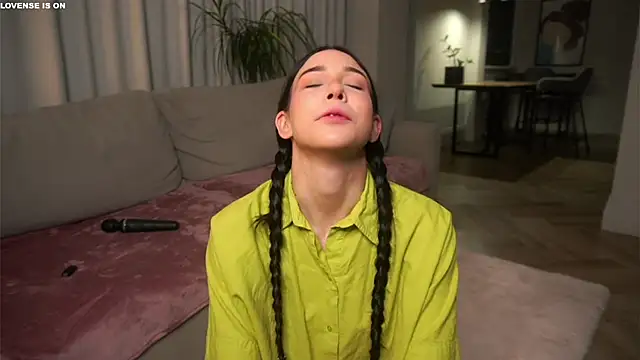 Snapshot of EviaRabasca chatting on 11.20.25 EviaRabasca online show from 11.20.25