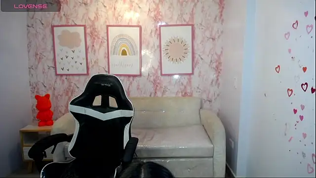 Snapshot of Kylie_ch1 chatting on 10.31.25 Kylie ch1 online show from 10.31.25